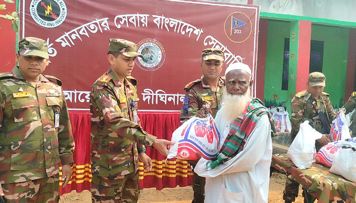 দীঘিনালায় দেড় শতাধিক পরিবার পেল সেনাবাহিনীর ঈদ উপহার